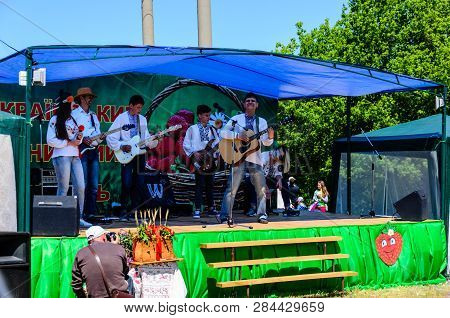 Kremenchug, Ukraine - June 3, 2017: Musicians On A Peasant Fair