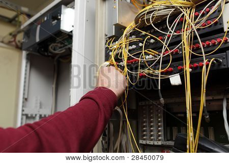 Telekomunikační technik připojování optických