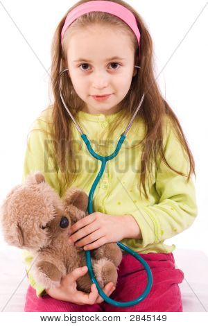 テディー ・ ベアを持つ医師を再生のかわいい女の子