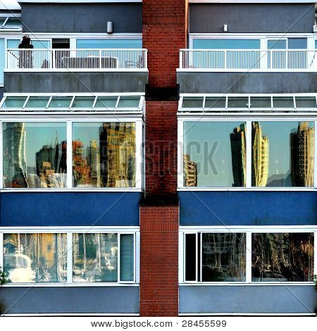 pilvenpiirtäjiä, jotka näkyvät windows in Vancouver
