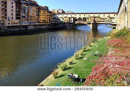 Rentoudu edessä Ponte Vecchio Firenzessä