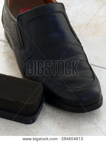 Painted Black Leather Shoes, Shoe Polishing Sponge, Shoes Polish,a Man Is Painting Shoes, Black Shoe