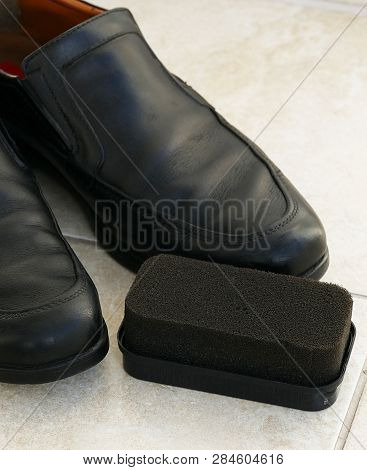 Painted Black Leather Shoes, Shoe Polishing Sponge, Shoes Polish,a Man Is Painting Shoes, Black Shoe