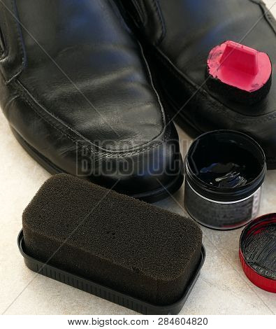Painted Black Leather Shoes, Shoe Polishing Sponge, Shoes Polish,a Man Is Painting Shoes, Black Shoe