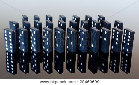 Domino stående på reflekterende overflade