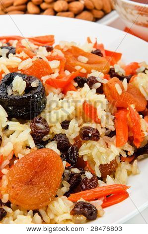 Pilaw gemacht??Reis, frische Karotten und getrockneten Früchten.