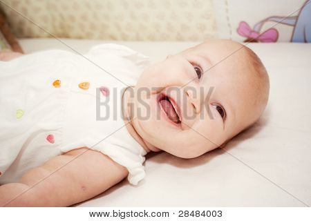 ภาพของสาวน้อยในเตียงของเธอ