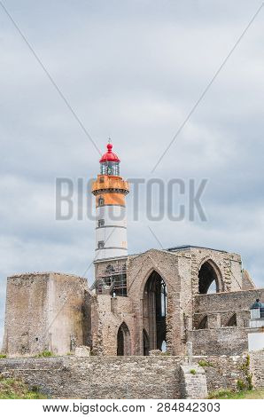 Phare Saint-mathieu Et Ancienne Abbaye à La Pointe Saint-mathieu