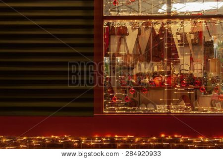 Wickford, Rhode Island, Usa - December 1, 2007: Shop Window Display Highlighted By Lights In Motion 