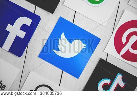 Wroclaw, Poland - August, 29th 2020: Social Media Symbols With Twitter Logo In The Middle On Wooden 