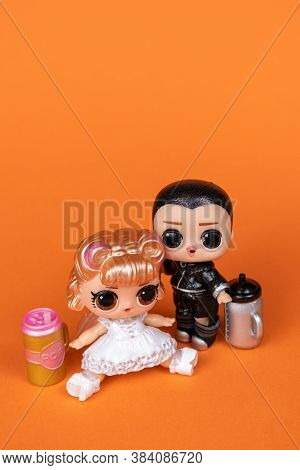 L.o.l. Surprise Supreme Bffs Limited Edition 2 Pack With The Bride And Groom On An Orange Background