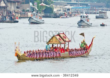 Królewskiej barce ćwiczenia procesja z okazji Królewskiego Kathin podczas ceremonii