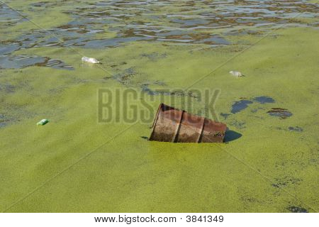 Metalen vat drijvend In de rivier