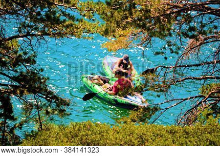 September 3, 2020 In Echo Lake, Ca:  People Kayaking At The Shore Of Echo Lake, Ca Besides Mountaino