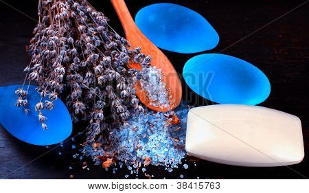 เกลืออาบน้ำลาเวนเดอร์ สบู่ และลาเวนเดอร์แห้ง