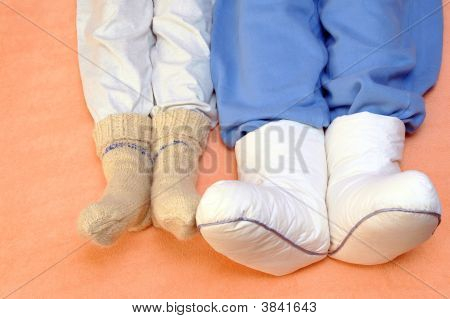 Piedi di due Couple\ riscaldamento in un letto