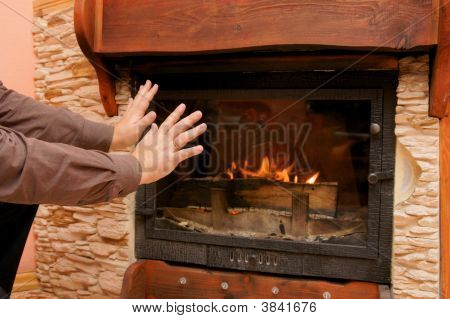 Man mano il riscaldamento a camino