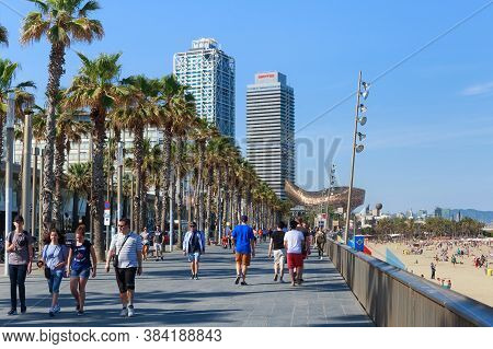 Barcelona, Spain - May 15, 2017: Unknown People On The Promenade Near A City Beach In Barcelona On T