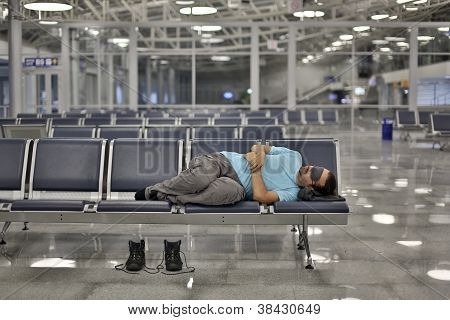 Dormindo no aeroporto com cobertura do olho