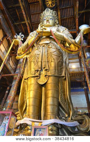 Ulaanbaatar, MN - 17 september 2011: goud Buddha figuur in de tempel Sept 17,2012 Ulaanbaatar, Mongolië