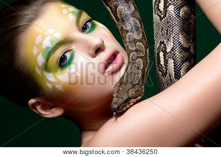 Krásná mladá žena s A had (python) - cirkusová představení