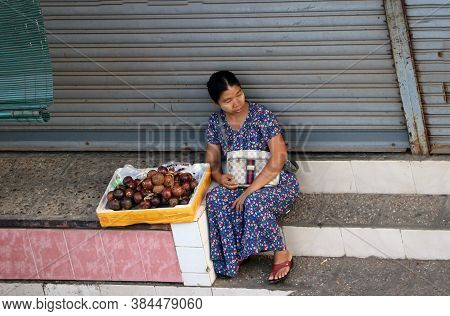 Yangon, Myanmar, Feb 20, 2019 : Myanmese Female Street Vendor Selling Mangosteen At The Bogyoke Aung
