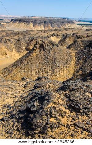 Landschaft in der schwarzen Wüste in der Nähe von baharya