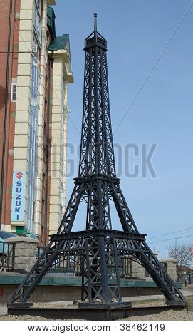Irkoetsk, Rusland - 10 mei: De Eiffeltoren model op de straat mei, 10 2012 in Irkutsk, Rusland