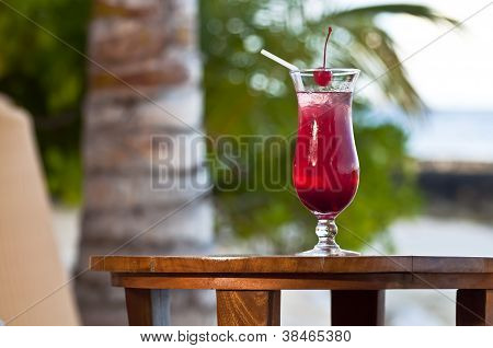 Rosa - vermelha bebida em um bar de praia