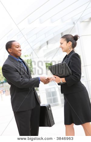 Homme et femme Business Team Handshake