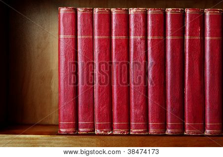 แถวของหนังสือบนชั้น