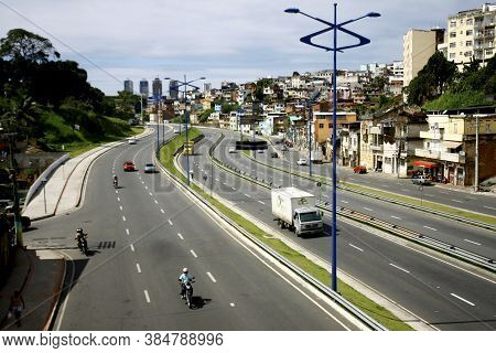 Salvador, Bahia / Brazil - September 20, 2016: Vehicles Are Seen Passing Through The Baia De Todos O
