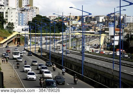 Salvador, Bahia / Brazil - September 20, 2016: Vehicles Are Seen Passing Through The Baia De Todos O
