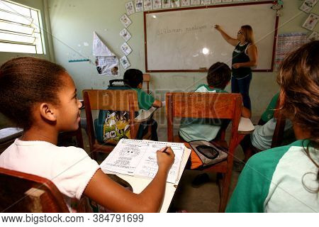 Vitoria Da Conquista, Bahia / Brazil - October 31, 2011: Teacher And Students Are Seen In The Maria 
