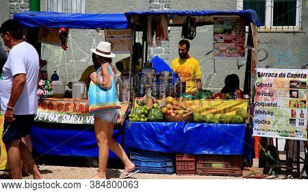 Salvador, Bahia / Brazil - January 1, 2020: People Are Seen Together At The Liquor And Juice Stand A