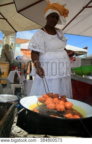 Salvador, Bahia / Brazil - January1, 2020: Baiana Is Seen Fritanto Acarejes In Azure Dende In The Ci