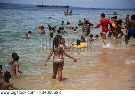 Salvador, Bahia / Brazil - Januuary 1, 2020:people Are Seen At Boa Viagem Beach In Salvador City.