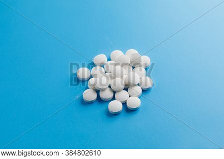 zinc tables, nutrition supplement pills on blue background