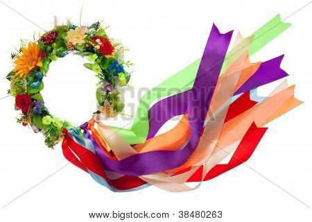 Coroa de flores com fitas de cetim, símbolo do Nacional Ucraniano fantasia isolada