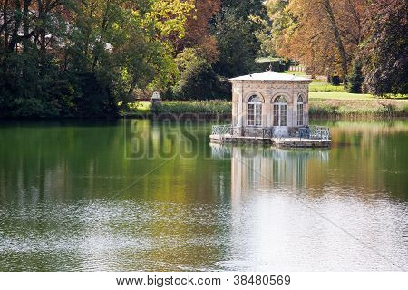 wunderschÃ¶ne Renascence Stil Sommerhaus auf ruhiger See im Herbst park