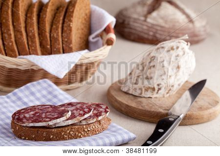 Serveres køkkenbord, Sandwich på serviet, Salami, spisekammer, skiveskåret brød