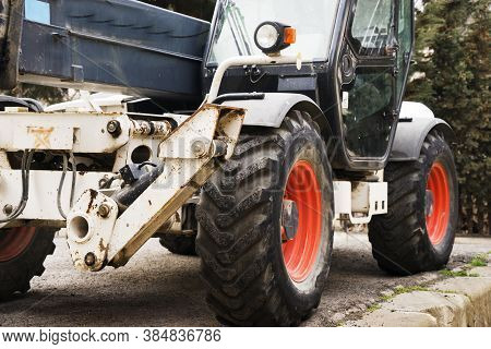 New Self Propelled Lifting Platform Outside, Close Up