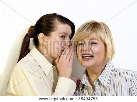 Duas mulheres fofocando