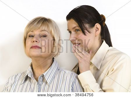 Duas mulheres fofocando
