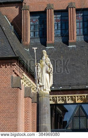 Kevelaer, Germany - Sept 5, 2020: White Statue In Front Of St Anthony Church In Kevelaer
