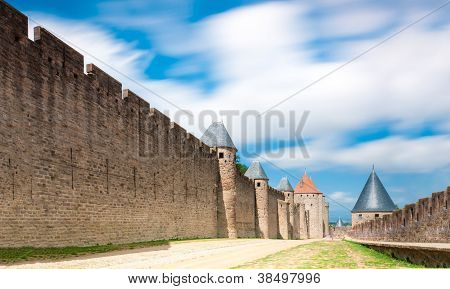 Starobylým hradem Carcassonne, Francie.