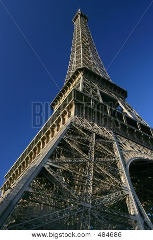 Podívala se na Eiffelovu věž opět