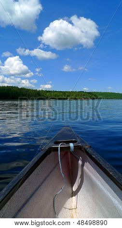 Kanootti järven rannalla