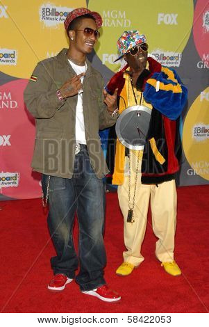 LAS VEGAS - DECEMBER 04: Chingy and Flavor Flav arriving at the 2006 Billboard Music Awards, MGM Grand Hotel December 04, 2006 in Las Vegas, NV