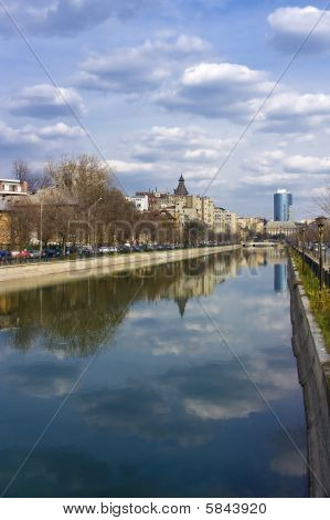 Bucarest - vista sopra fiume Dambovita